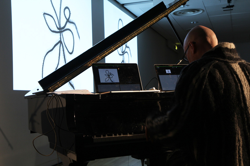 John Snijders playing Graphical Score 3 by Adinda van 't Klooster