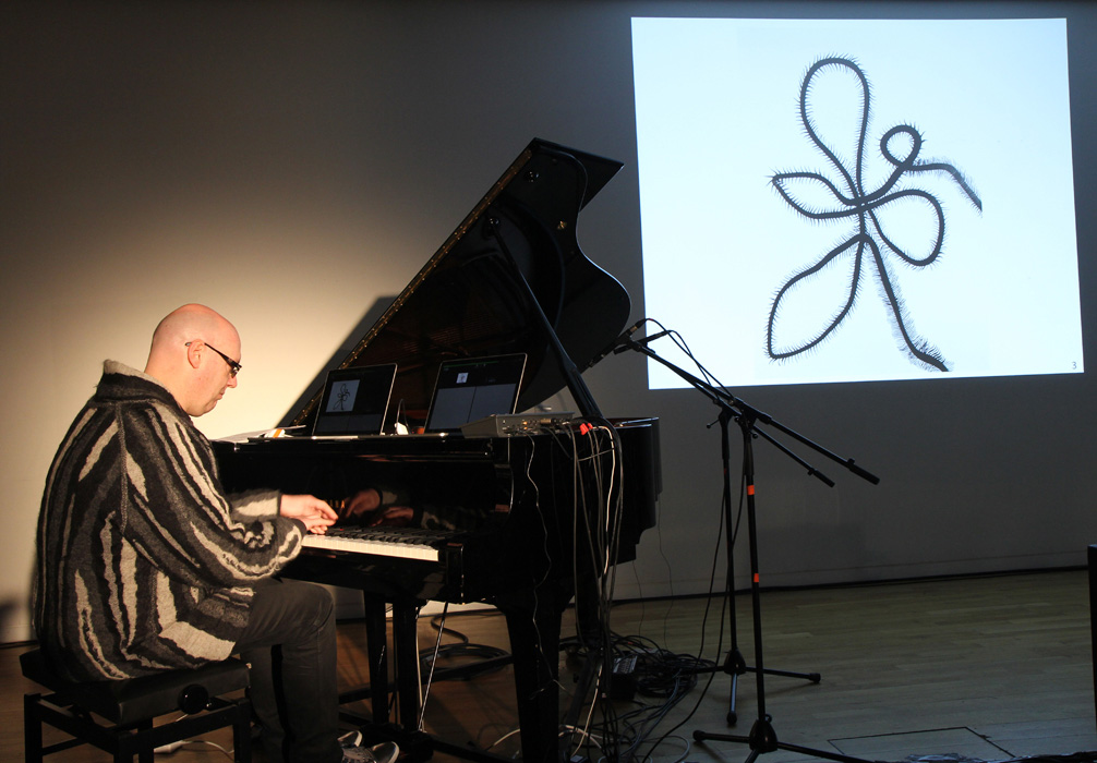 John Snijders playing Graphical Score 3 by Adinda van 't Klooster